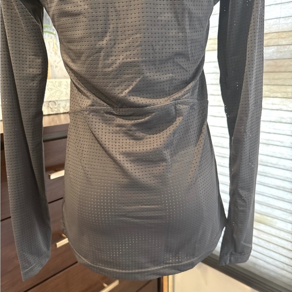 Women's Gray Long Sleeve Perforated Athletic Top. Size Small - Picture 4 of 4